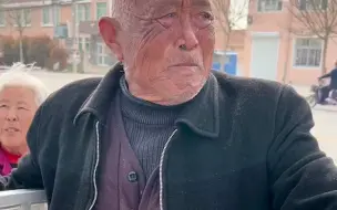 泪目！老人看到三个月未见的孙子，想起来去世的儿子泪流满面