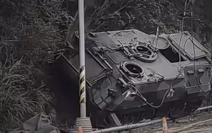 台军装甲车撞山翻车、打靶训练疑引发火灾，草莓兵怎么对抗解放军