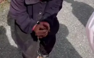 灾区80多岁步履蹒跚的老人，拿出包里仅有的板栗硬塞给消防员们