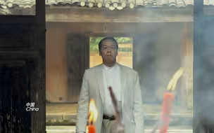 因为中国人来了 这些流浪的人们 振臂欢呼