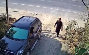 山东一派出所所长在村民家门口“狂撒”一万现金 纪委火速通报
