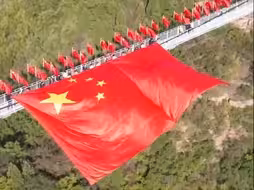 百余名游客手托20米国旗为祖国送祝福