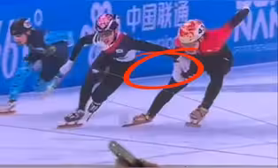 短道速滑接力赛林孝埈遭韩国选手多次“拉扯”阻挡，王濛：“不扒拉不会滑冰！”