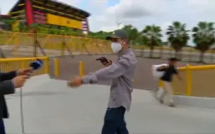 厄瓜多尔记者正在现场报道 劫匪突然闯入镜头当场持枪抢劫