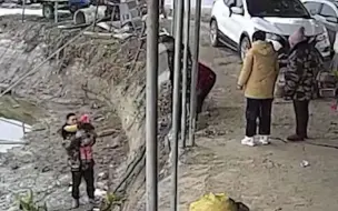 幼童水塘边不慎摔倒滑向水塘，爸爸神反应一把接住，随后一个细节让人暖心