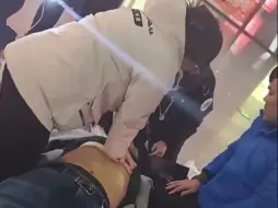 身边的暖医瞬间  旅客突发心脏骤停，急诊科医生上演生死时速