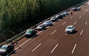 小车高速爆胎侧翻 16辆过路车不约而同紧急停车救人 事了悄然离去