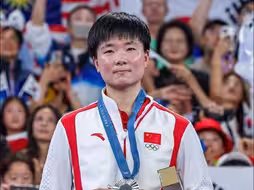 何冰娇提交退役申请，已被世界排行榜除名，世界羽联送祝福