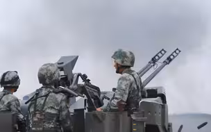 长连射，放！实拍解放军防空部队黄海滩头双35高炮实弹射击