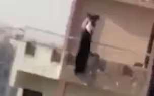 巴基斯坦吸毒母亲不满被关起来戒毒，将2岁女儿扔下6楼，随后自己也跳了下来