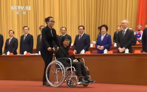 泪目！张桂梅当选全国脱贫攻坚楷模，坐轮椅接受表彰