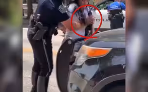 美国警察逮捕女子时疑似两次袭胸 当地警局辩护：行为符合规范