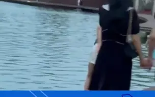 两外国人在湖边比赛吐口水扔鞋子 目击者拍下气人一幕