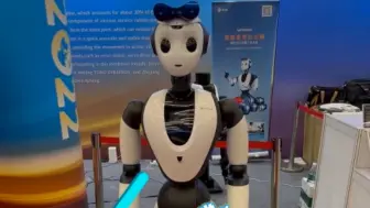 能歌善舞！服务型机器人高唱“孤勇者”，引来孩子驻足跟唱