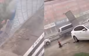 河南洛宁突降狂风暴雨 钢制屋顶被掀翻有车辆被砸 街面一片狼藉