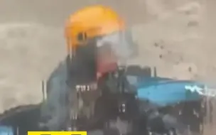 暴雨来袭外卖小哥暴雨中跌倒，死死抱住摩托车不让水冲走