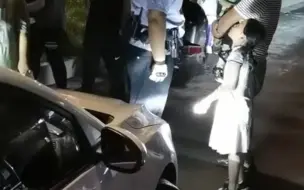 妈妈险被车撞，小女孩霸气护妈要求司机下车道歉。