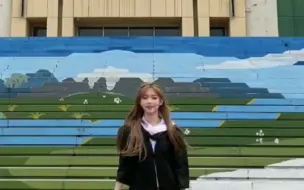 毕业季女生用自己的方式记录留念：在每一个有回忆的地方翩翩起舞，“会有新一批人在这里续写他们的青春”