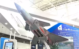 总师给出歼-20改进方向  展会模型内舱一幕增添新证