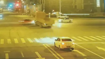 顶格处罚！货车闯红灯撞飞小轿车 司机逃跑还让儿子顶包