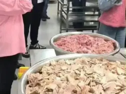 昆明通报学校食堂“臭肉”事件：校长免职，承包商被罚578万