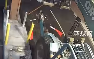 “没见过这么干的！”美国加州两名悍匪用叉车“倒拔ATM”直接运走
