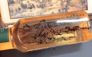 女子在水瓶上画富春山居图，仅用时十几分钟，网友：突然感觉喝不起了。