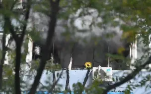 朝阳一住宅楼着火，消防员现场上了一堂消防安全课