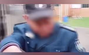 学校因老师未到把学生赶出校门  孩子被吓得哇哇大哭
