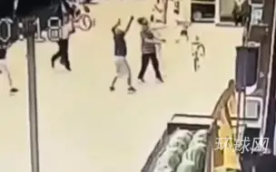 幼童意外从三楼坠落，一群人张开双臂冲上前