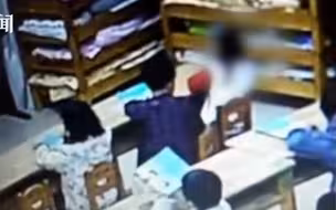 5岁女孩每天被同桌挥拳拍打 老师“坐视不管”：就是小孩子打闹