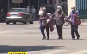 白发闺蜜一起手牵手过马路，网友:这就是许多年后的我们！
