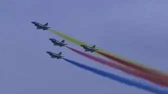 空军航空开放活动 “八一”飞行表演队三色拉烟致敬抗美援朝英烈