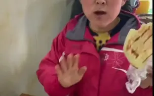 大姐为供孩子读书只吃烧饼鸡蛋，暖心店主送豆腐脑为其免单
