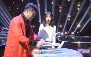 王冰冰央视网晚探班采访 现场“开新”学敲中国大鼓