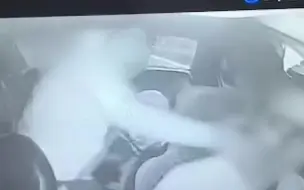 男子和女子后座吵架 出租车师傅劝阻被连扇十几个耳光 现场曝光