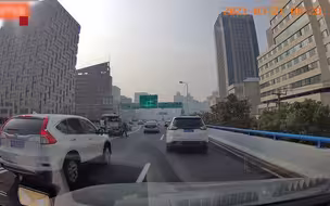 令人迷惑操作！小客车因违法载货被民警拦下，司机竟拿出一盒钉子撒向高架桥出气。最终，司机被刑拘。