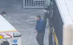 黎智英双手戴手铐抵荔枝角收押所