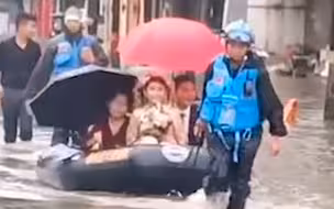 真·百年修得同船渡！暴雨后路面积水严重，新郎乘皮划艇接新娘