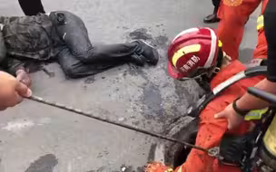 哭笑不得！男子为躲交警钻进下水道 被找到时还和消防“躲猫猫”