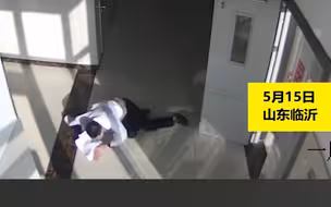 这一摔让人既感动又心疼！医生飞奔抢救心脏骤停病人摔倒继续跑