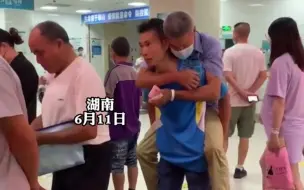 父亲劳累过度疾病复发，男子背着父亲就医。