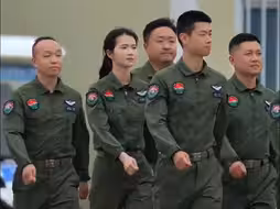又美又飒！ 99后中国女飞行员徐枫灿亮相珠海航展格外抢眼