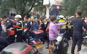 湖南永州：身穿警察制服男子猛踹倒地男子，当地正调查