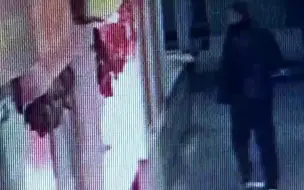 见肉起意？男子散着步结果顺手偷走28斤猪腿肉 店老板：都是精品肉