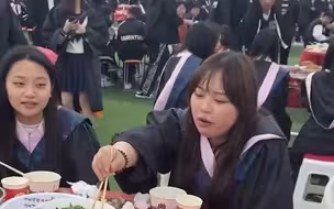 毕业典礼天花板！学校操场摆席庆祝学生毕业，“再来个集体婚礼就更完美了”