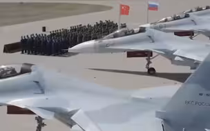 西部·联合-2021”演习开始，中俄两军参演官兵接受检阅
