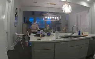 母亲玩手机正要坐下 熊孩子悄悄推走椅子 接下来的一幕笑喷了!