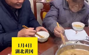 97岁父亲给64岁儿子过生日 为其夹饺子还温柔摸头