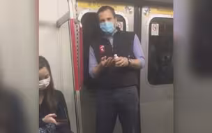 在港铁扶手上抹唾沫 涉事外籍男子道歉